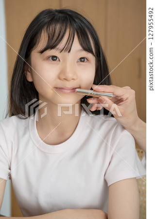 Girl getting her mother's makeup done 127955492