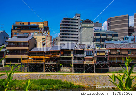 【京都風光】鴨川與先鬥町的寧靜景色 127955502