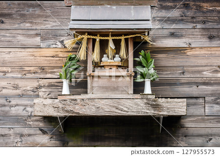 A Shinto altar installed on the outer wall 127955573