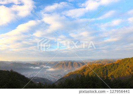 黎明時分浮現於雲海中的備中松山城 / 日本百座名城之一 / 國家指定史蹟 127956441