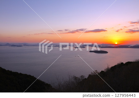 The Great Seto Bridge and the sunset over Seto (viewed from the summit of Mt. Ojigatake) / Setonaikai National Park The Great Seto Bridge and the sunset over Seto (viewed from the summit of Mt. Ojigatake) / Setonaikai National Park 127956443