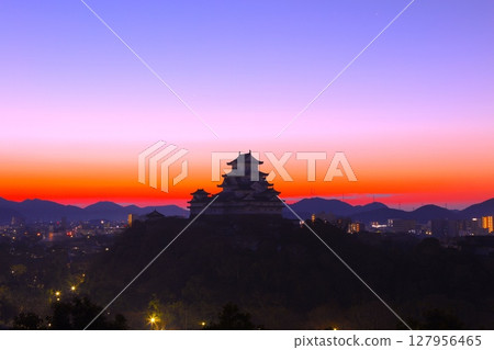 Sunrise over Himeji Castle, a World Heritage Site and National Treasure (viewed from Otokoyama Waterworks Park) 127956465