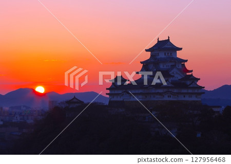 世界遺產、國寶姬路城與元旦日出（從男山供水水庫公園眺望） 127956468