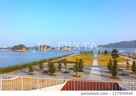 Toba Marine Terminal / View of the three islands and Dolphin Island in the distance / Ise-Shima National Park Toba Marine Terminal / View of the three islands and Dolphin Island in the distance / Ise-Shima National Park 127956494