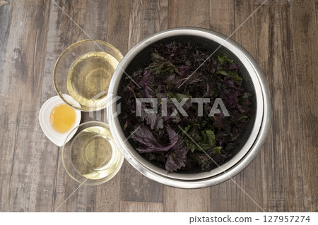 The process of making sugar-free red shiso juice 127957274