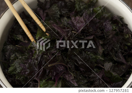 The process of making sugar-free red shiso juice 127957281
