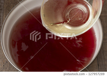 The process of making sugar-free red shiso juice 127957289
