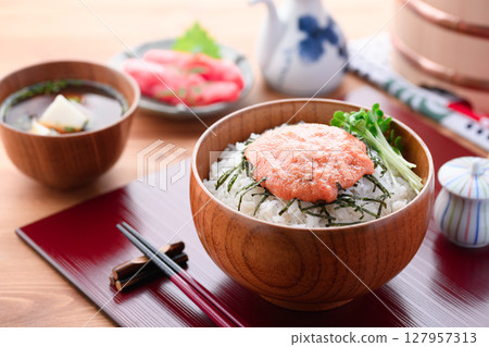 一張美味的日式午餐照片,明太子米飯盛在木碗裡 一張美味的日式午餐照片,明太子米飯盛在木碗裡 127957313