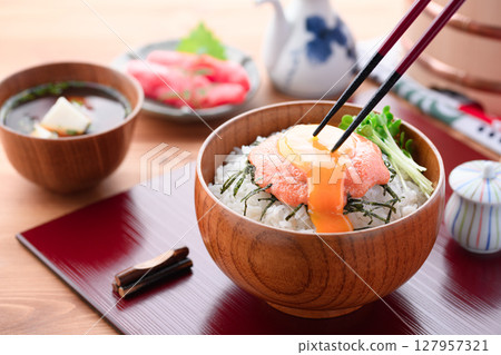 明太子飯：用日式木碗盛裝的美味米飯、融化的雞蛋和明太子。 127957321