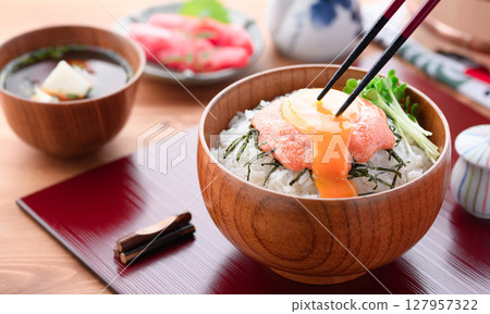 明太子飯：用日式木碗盛裝的美味米飯、融化的雞蛋和明太子。 127957322