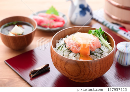 明太子飯：用日式木碗盛裝的美味米飯、融化的雞蛋和明太子。 127957323