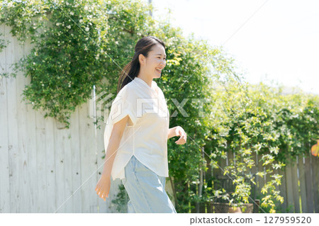 站立在庭院裡的婦女 站立在庭院裡的婦女 127959520