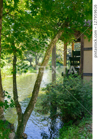 <安曇野>大王山葵農場的水車和美麗溪流的壯麗景色 <安曇野>大王山葵農場的水車和美麗溪流的壯麗景色 127959616