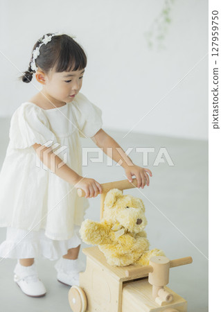 女孩抱著毛絨玩具 127959750