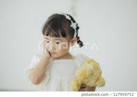 女孩抱著毛絨玩具 127959752