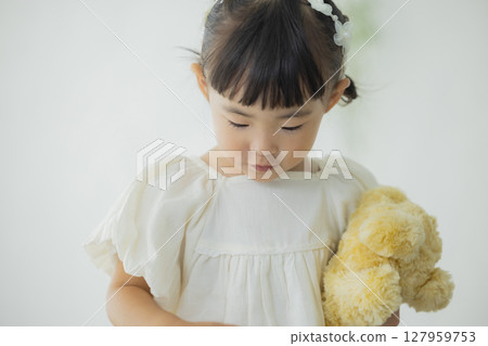 女孩抱著毛絨玩具 女孩抱著毛絨玩具 127959753