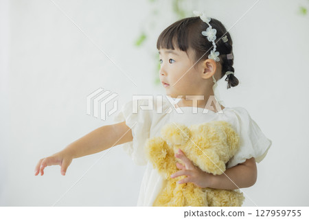 女孩抱著毛絨玩具 127959755