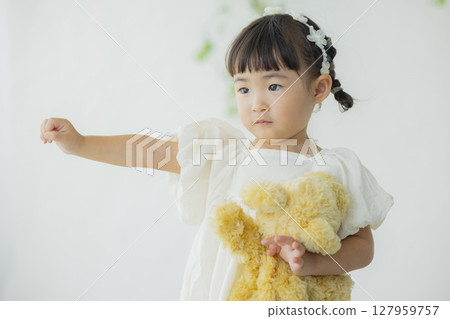 女孩抱著毛絨玩具 女孩抱著毛絨玩具 127959757
