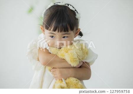 女孩抱著毛絨玩具 127959758