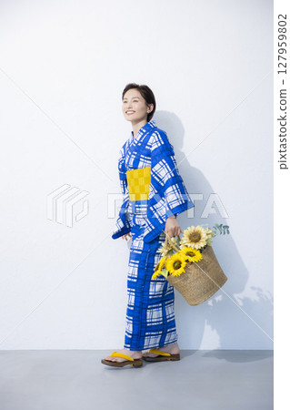 一個女人穿著浴衣 127959802