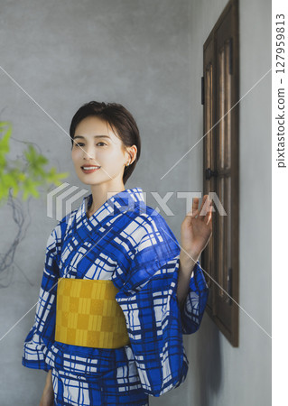 窗邊穿著浴衣的女子 127959813