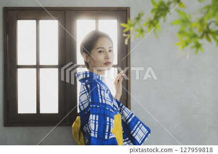 窗邊穿著浴衣的女子 127959818