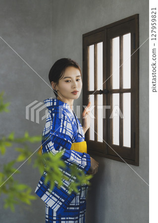 窗邊穿著浴衣的女子 127959821