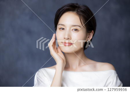 A woman with short hair 127959936