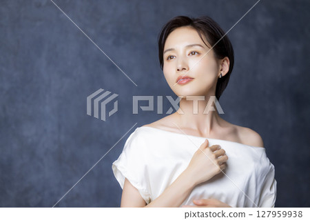 A woman with short hair 127959938