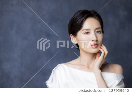 短頭髮的女人 127959940