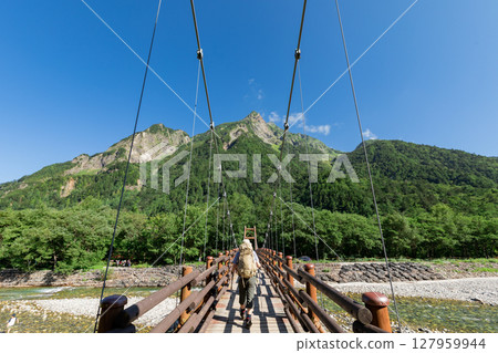 <Nagano Prefecture> The magnificent view of Kamikochi: Myojin Bridge and the Azusa River <Nagano Prefecture> The magnificent view of Kamikochi: Myojin Bridge and the Azusa River 127959944