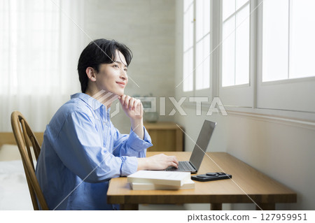 使用計算機的一個年輕人 127959951