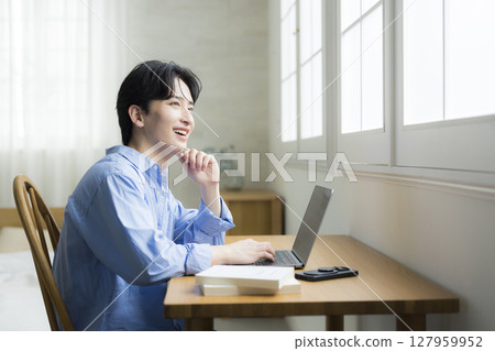 使用計算機的一個年輕人 127959952