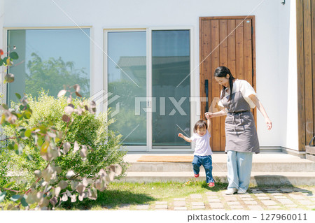 父母和孩子手牽手在花園散步 127960011