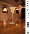 cocktails in the bar 127960338