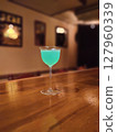 cocktails in the bar 127960339