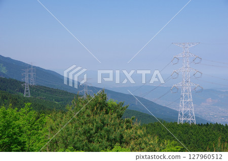 從愛媛郡四國中央市翠波北峰展望台眺望鳳王山脈的輸電線 從愛媛郡四國中央市翠波北峰展望台眺望鳳王山脈的輸電線 127960512