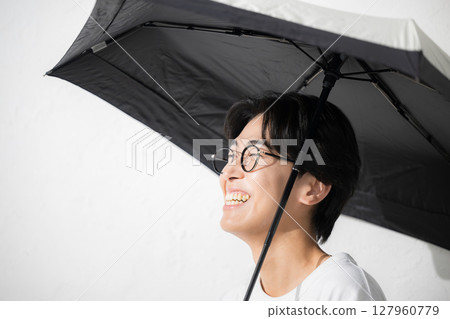撐著陽傘的男人的上半身 127960779