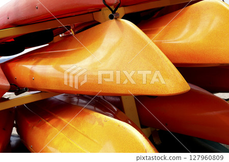 存放在獨木舟收納區的彩色獨木舟 127960809