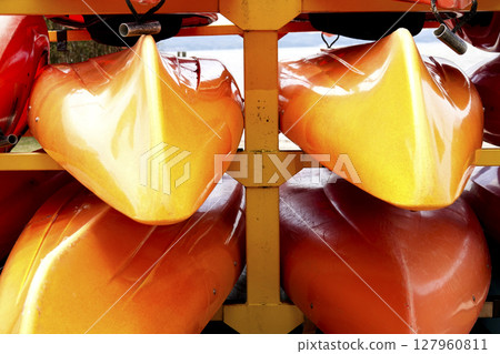 存放在獨木舟收納區的彩色獨木舟 127960811