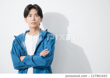 Young man in sportswear with his arms crossed 127961683