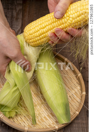 The process of making corn soup using freshly harvested corn 127961865