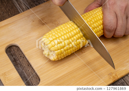 使用新鮮收穫的玉米製作玉米湯的過程 127961869