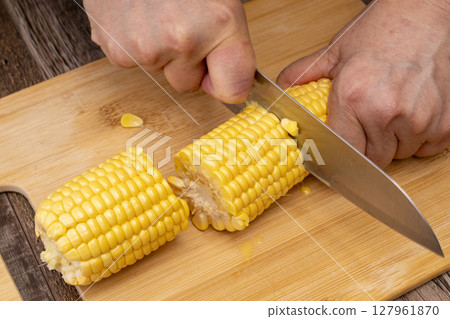 The process of making corn soup using freshly harvested corn 127961870