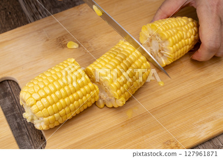 使用新鮮收穫的玉米製作玉米湯的過程 使用新鮮收穫的玉米製作玉米湯的過程 127961871