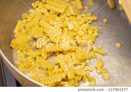 The process of making corn soup using freshly harvested corn 127961877
