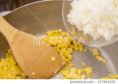 使用新鮮收穫的玉米製作玉米湯的過程 使用新鮮收穫的玉米製作玉米湯的過程 127961878