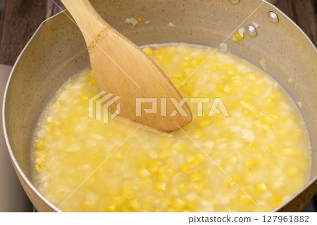 The process of making corn soup using freshly harvested corn 127961882