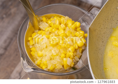 使用新鮮收穫的玉米製作玉米湯的過程 127961883