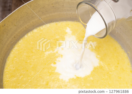 使用新鮮收穫的玉米製作玉米湯的過程 127961886